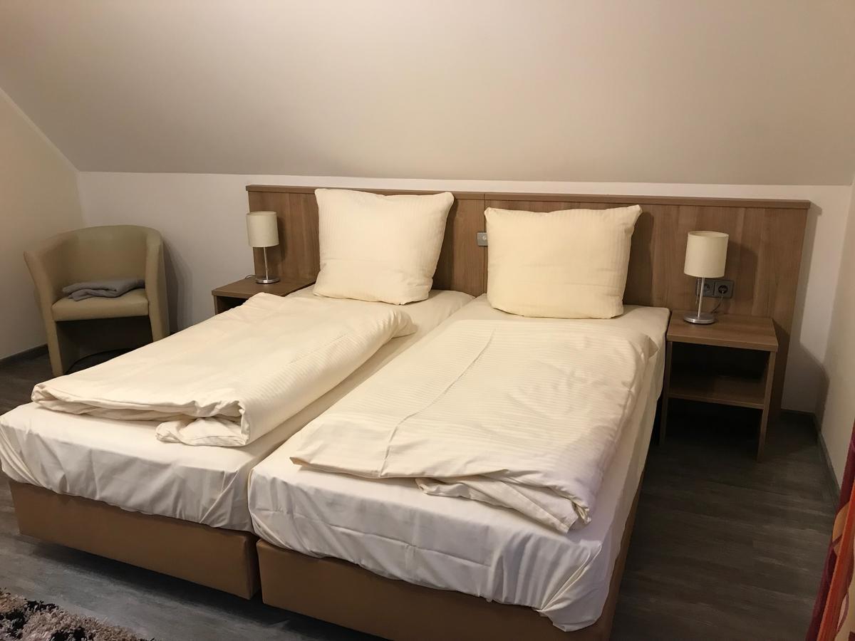 Apartment-Pension Schwalbennest Herzogenaurach Kamer foto